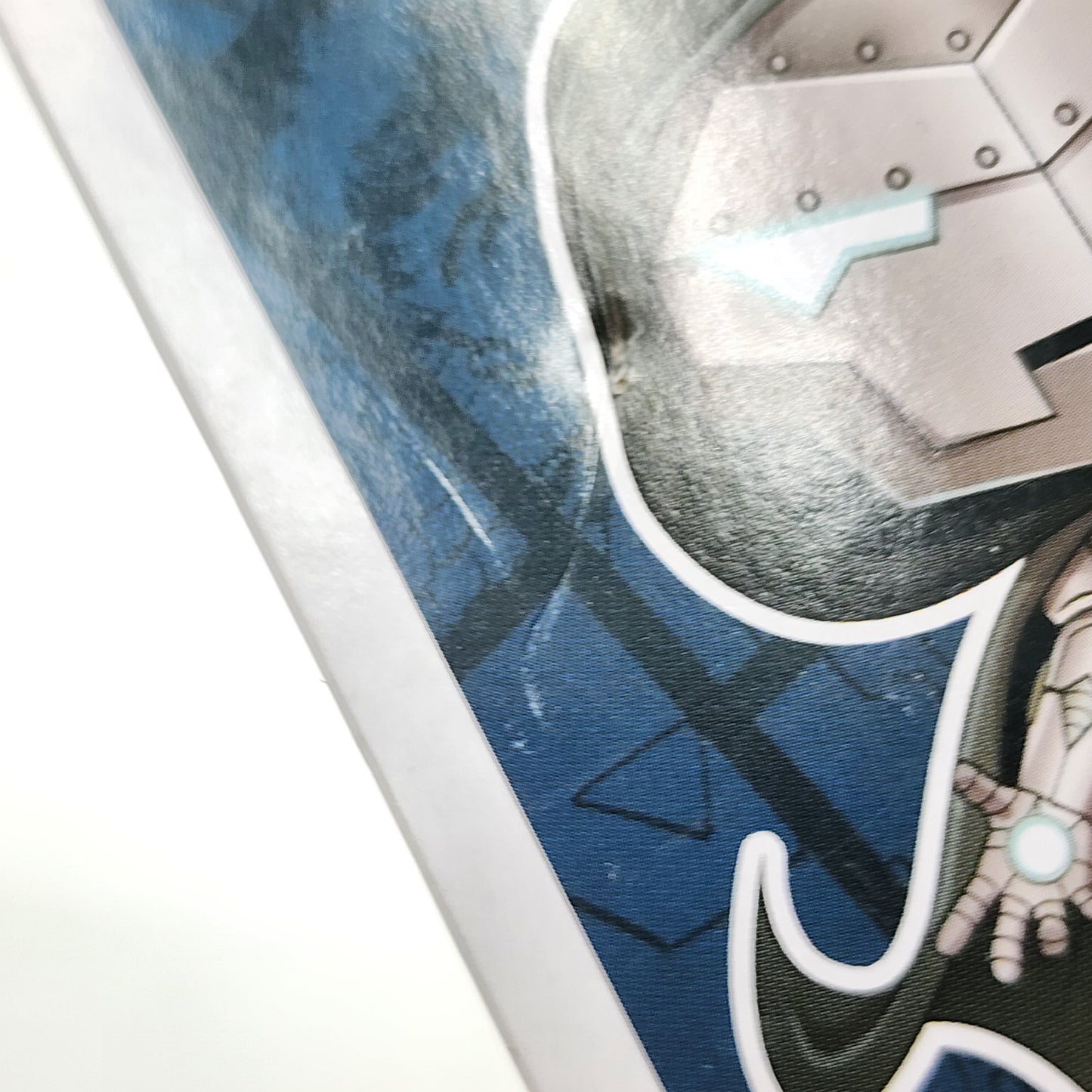 Funko Pop - Infamous Iron Man (Glow) #677 *damage box